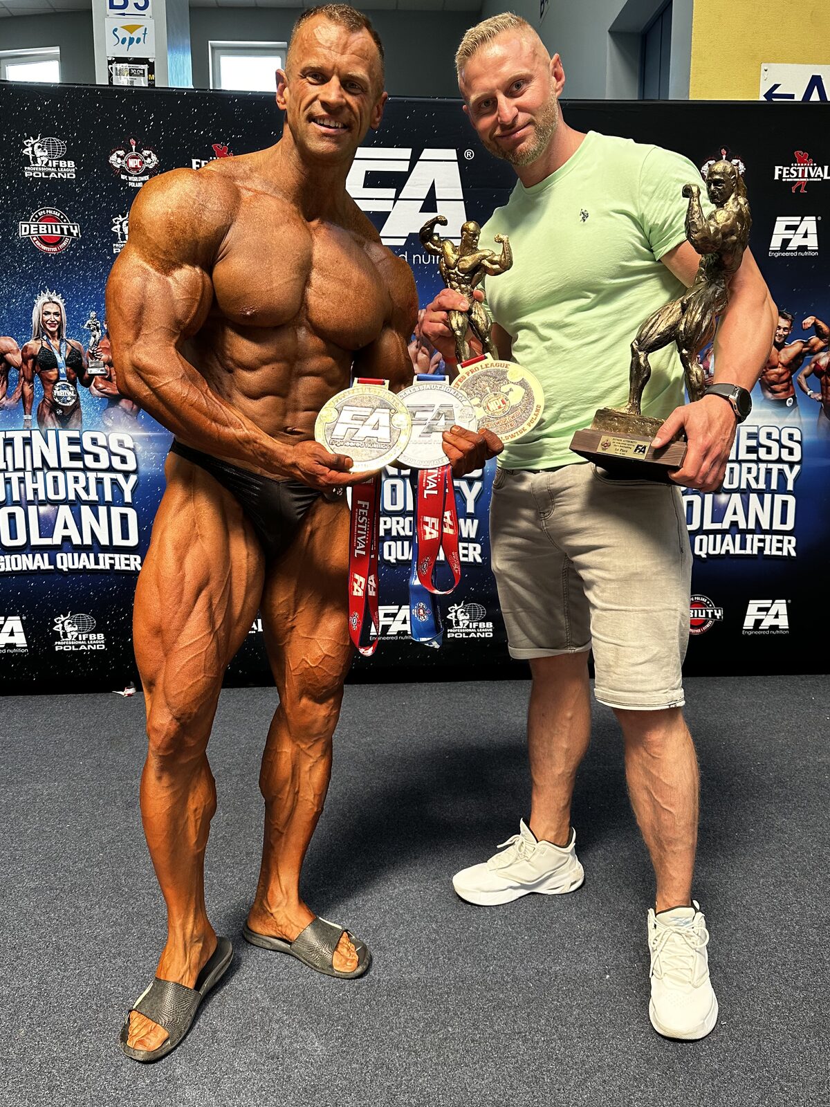 Bartłomiej Grubba z trenerem Jakubem Kaszubą — medale i trofea NPC Sopot oraz Mistrzostw Polski PCA