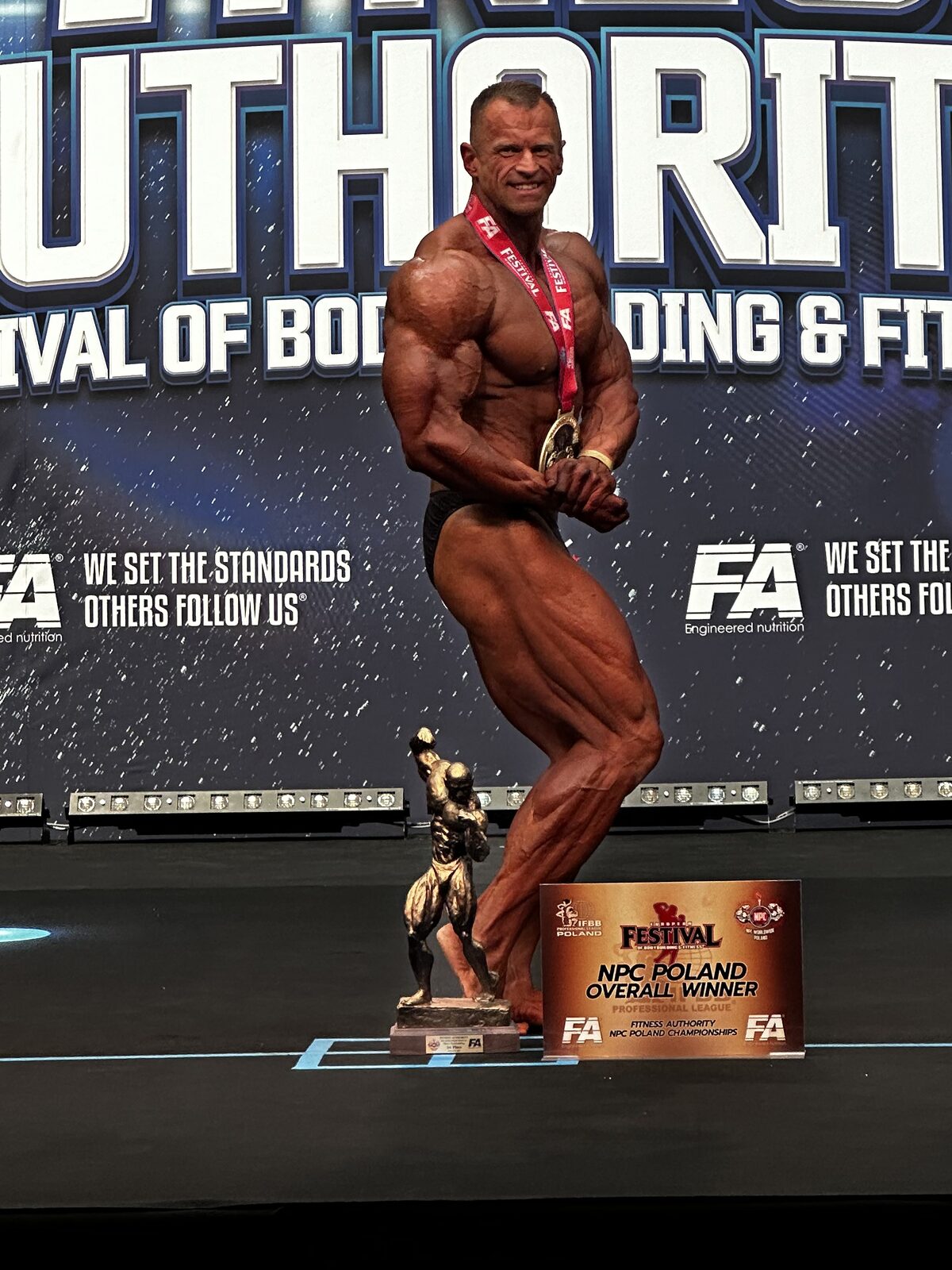 Bartłomiej Grubba — Overall Winner NPC Poland Championships Sopot 2023, pozowanie ze sceny