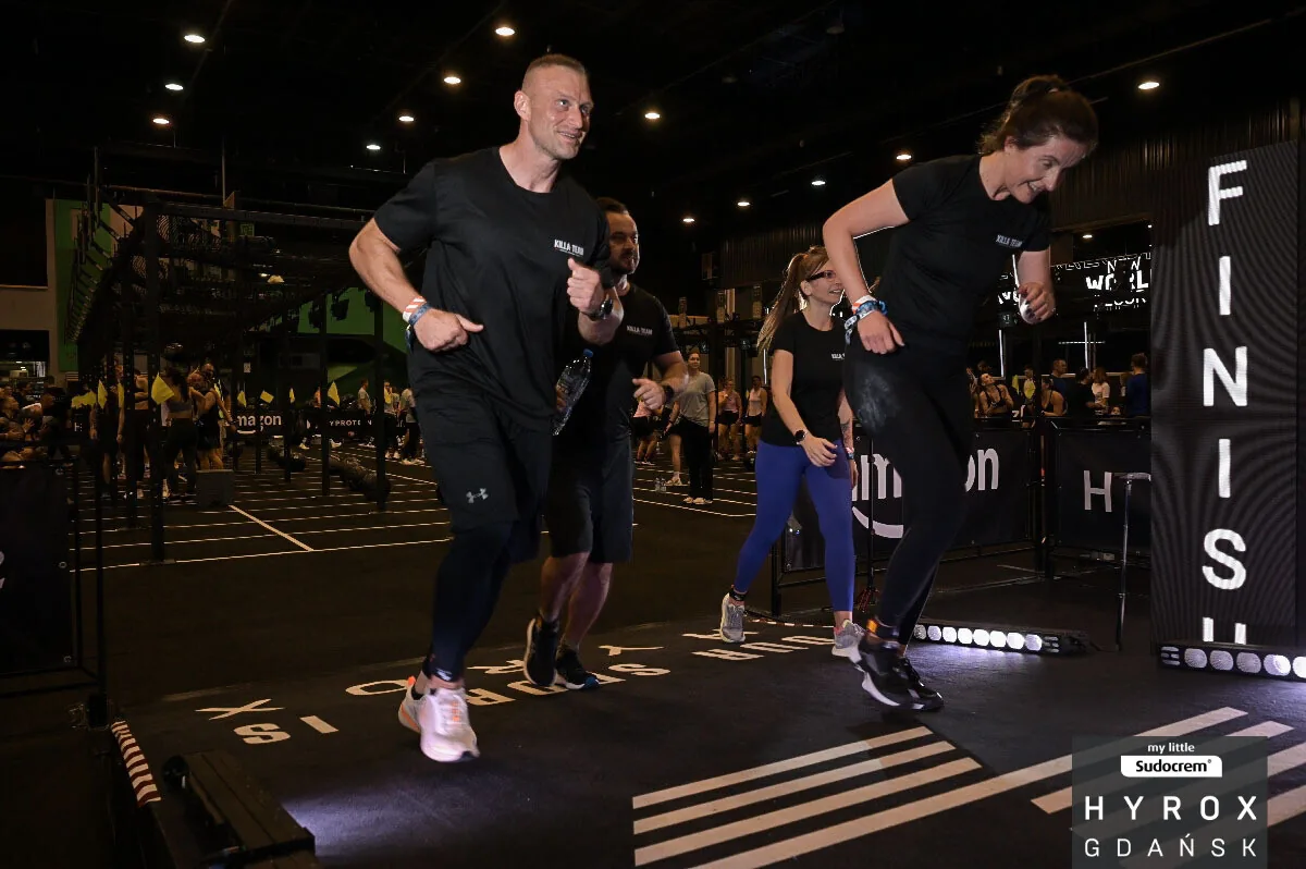 Jakub Kaszuba z drużyną Killa Team na mecie HYROX Gdańsk 2026