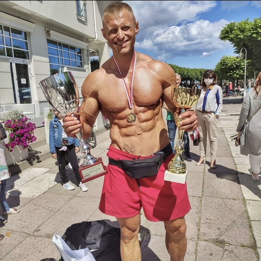 Jakub Kaszuba - Overall Sopot 2020 z trofeami w kulturystyce